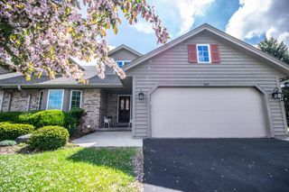 207 Deer Ridge DRIVE, West Bend, WI 53095
