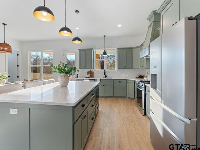 75 W Elmwood Dr, Mt Vernon, TX 75457