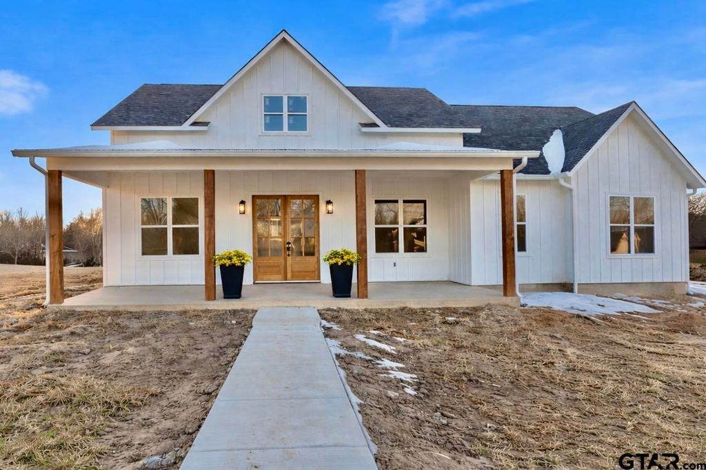 75 W Elmwood Dr, Mt Vernon, TX 75457