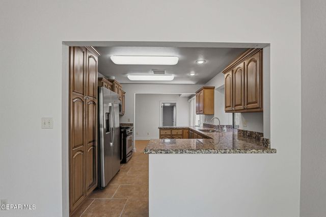 1057 LOS JARDINES Circle, El Paso, TX 79912