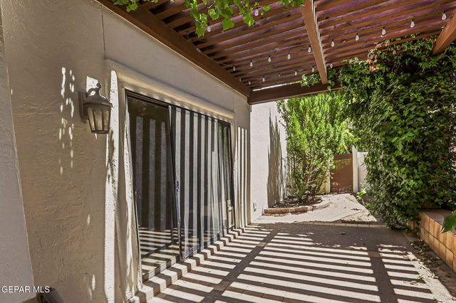 1057 LOS JARDINES Circle, El Paso, TX 79912