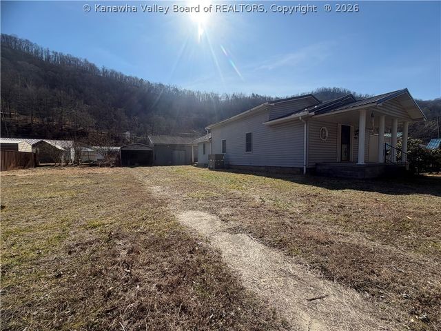 1896 Autumn Lane, Davin, WV 25617