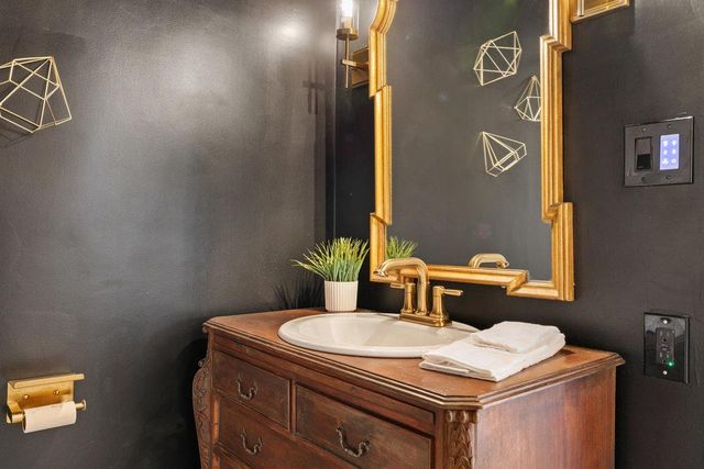 2008 Matthews LN, Austin, TX 78745