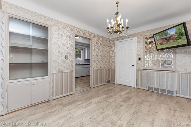 24601 Ridgedale Street, Oak Park, MI 48237