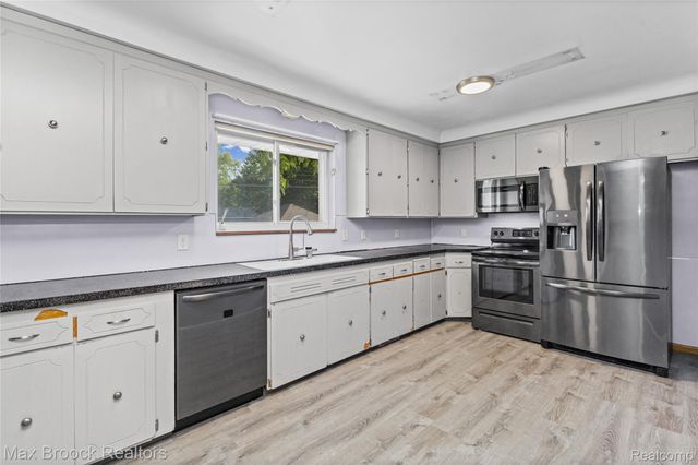 24601 Ridgedale Street, Oak Park, MI 48237