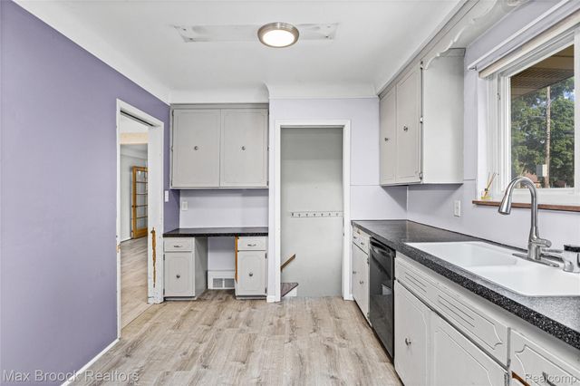 24601 Ridgedale Street, Oak Park, MI 48237
