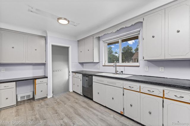24601 Ridgedale Street, Oak Park, MI 48237