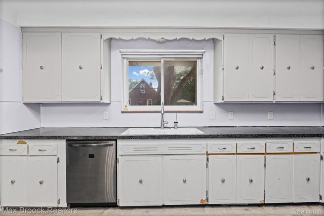 24601 Ridgedale Street, Oak Park, MI 48237