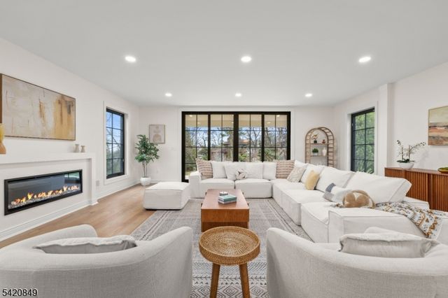 84 Maple St, Millburn Twp., NJ 07041