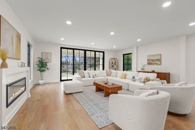 84 Maple St, Millburn Twp., NJ 07041