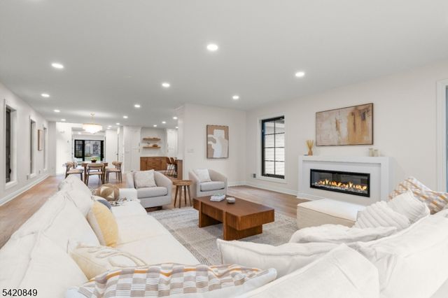 84 Maple St, Millburn Twp., NJ 07041