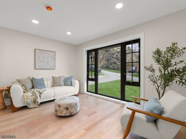 84 Maple St, Millburn Twp., NJ 07041