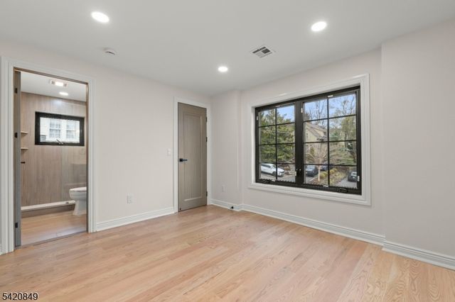 84 Maple St, Millburn Twp., NJ 07041