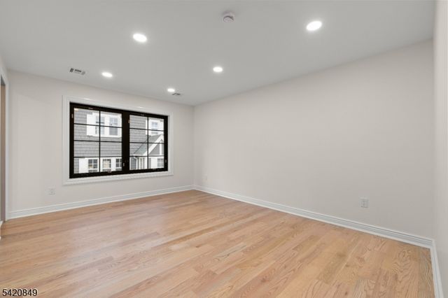 84 Maple St, Millburn Twp., NJ 07041