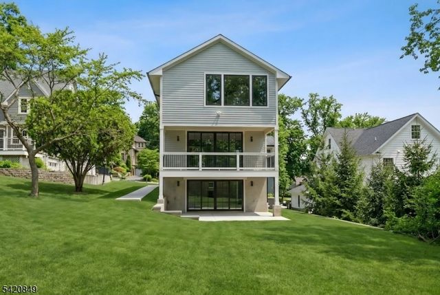 84 Maple St, Millburn Twp., NJ 07041