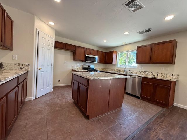 1865 N Ellendale Avenue, Fresno, CA 93722