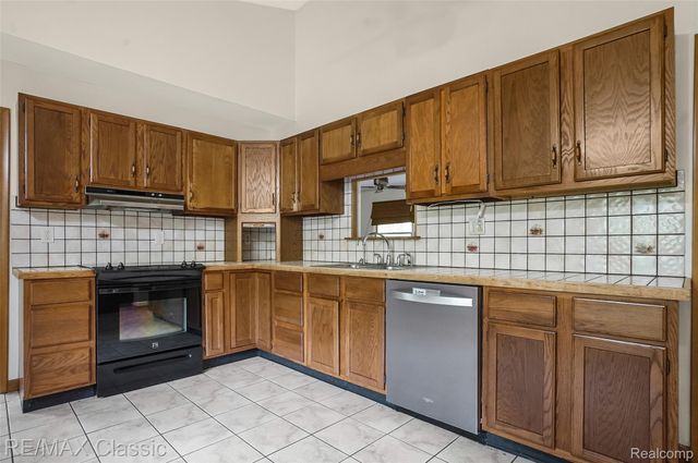 25100 Milford Road, South Lyon, MI 48178