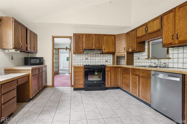 25100 Milford Road, South Lyon, MI 48178