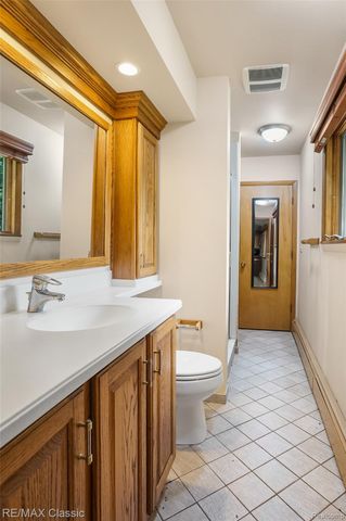 25100 Milford Road, South Lyon, MI 48178