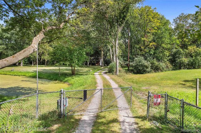 25100 Milford Road, South Lyon, MI 48178