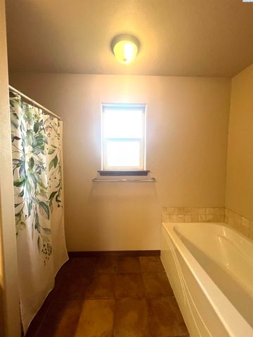 4112 Fernwood Ln, Pasco, WA 99301