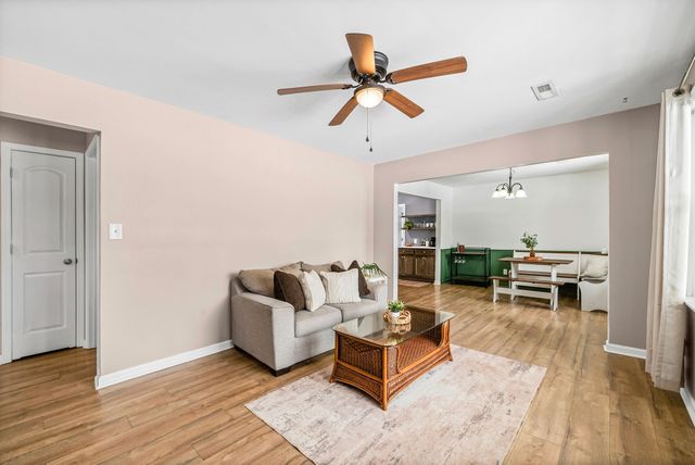 16 Donelson Dr, Clarksville, TN 37042