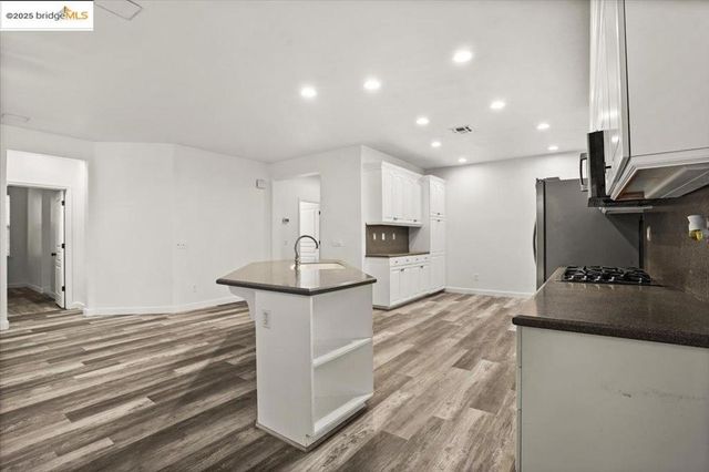 2324 Mendocino Dr, Oakdale, CA 95361