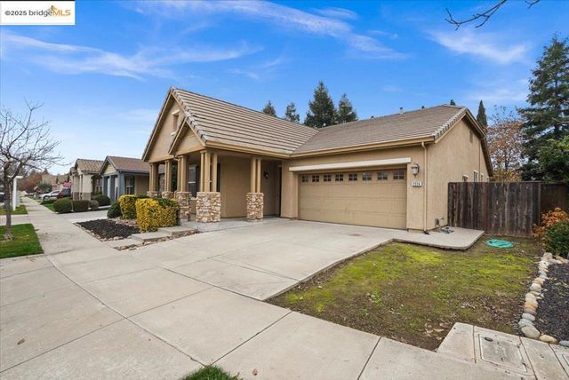 2324 Mendocino Dr, Oakdale, CA 95361