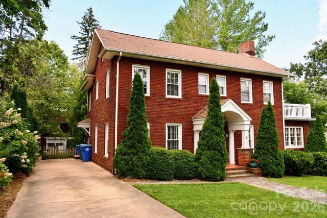 8 Colonial Place, Asheville, NC 28804