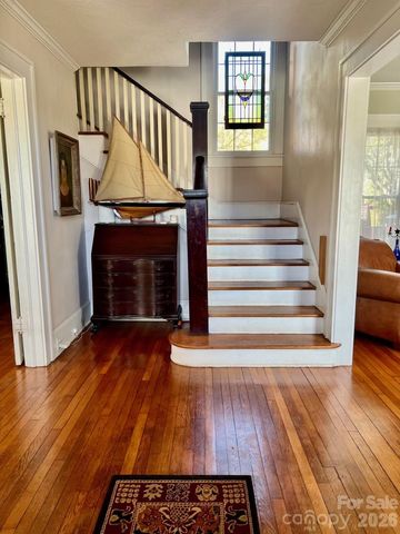 8 Colonial Place, Asheville, NC 28804