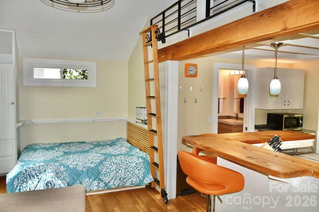8 Colonial Place, Asheville, NC 28804
