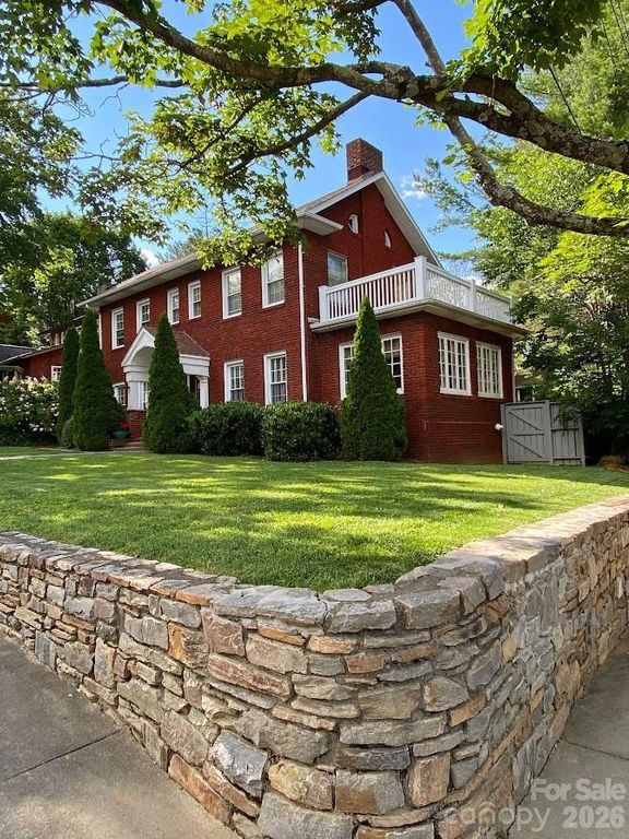 8 Colonial Place, Asheville, NC 28804