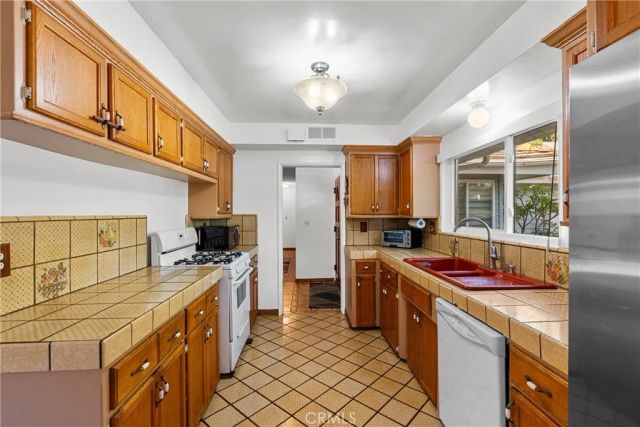 8941 Gloria Avenue, North Hills, CA 91343
