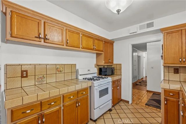 8941 Gloria Avenue, North Hills, CA 91343