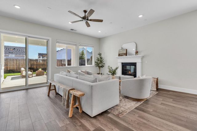 4033 Scotch Pine Dr, Roseville, CA 95747