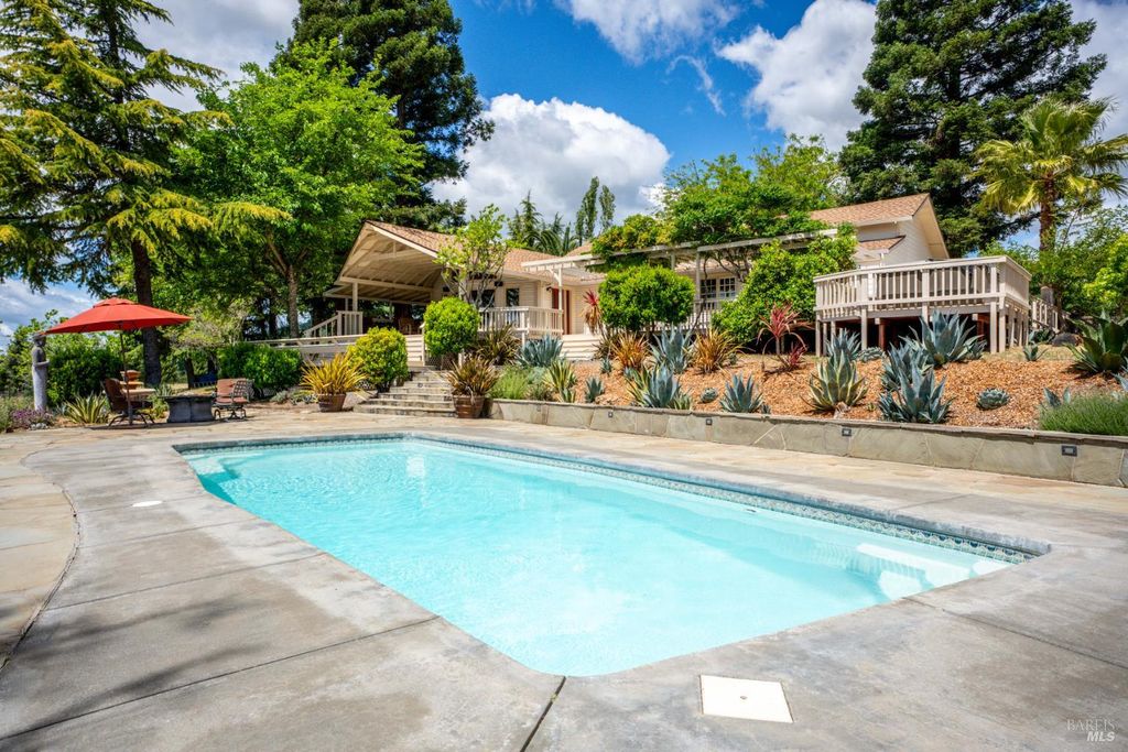 3760 King Ranch Rd, Ukiah, CA 95482