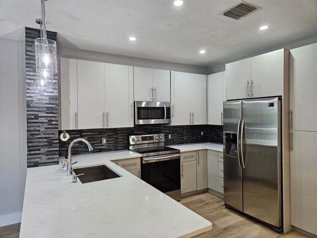 9749 Porta Leona Lane, Boynton Beach, FL 33472