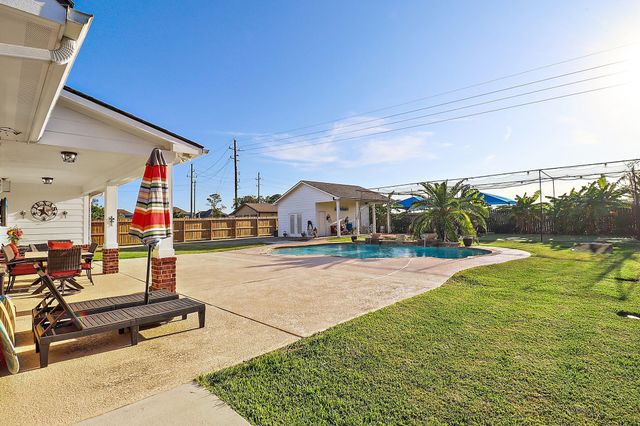 9407 St Croix Way, Mont Belvieu, TX 77523