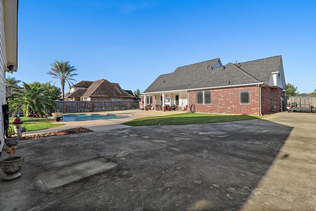 9407 St Croix Way, Mont Belvieu, TX 77523