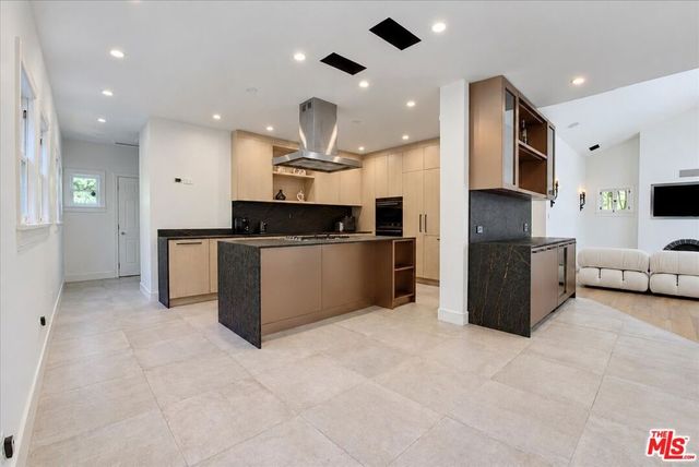 934 N Sweetzer Avenue, West Hollywood, CA 90069
