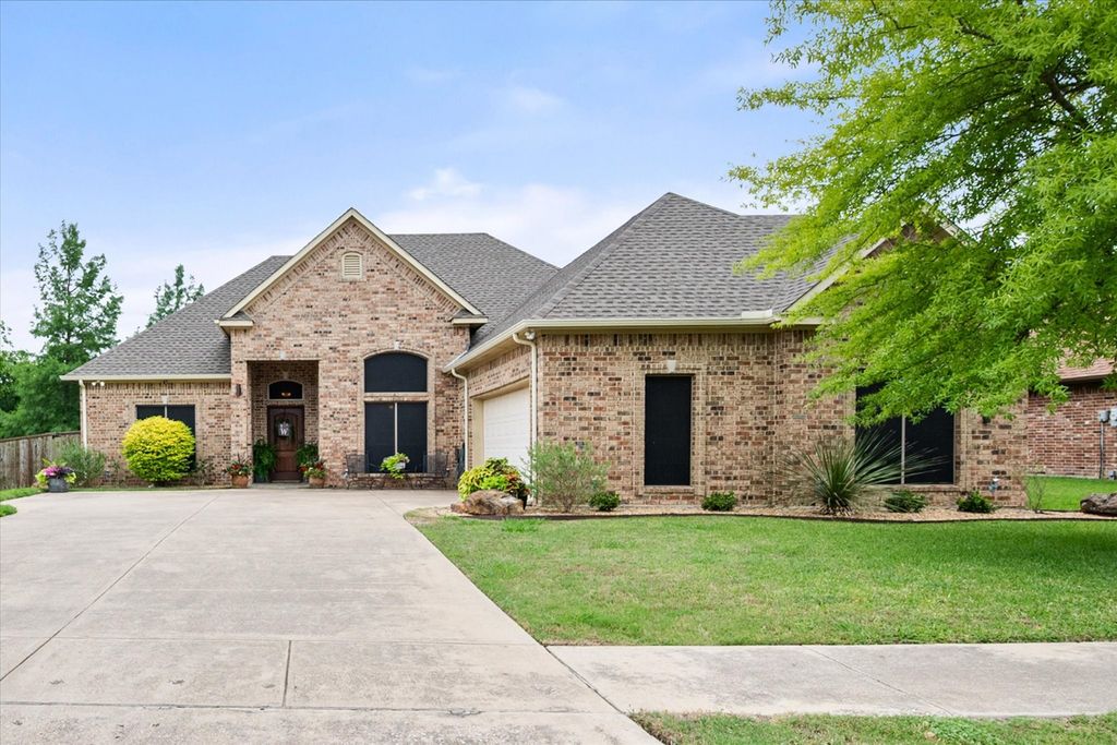 1103 Louise Lane, Ennis, TX 75119