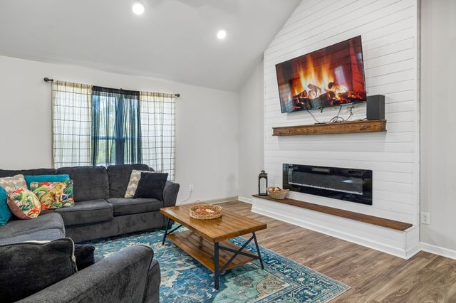 122 Hunters Ln, Westmoreland, TN 37186