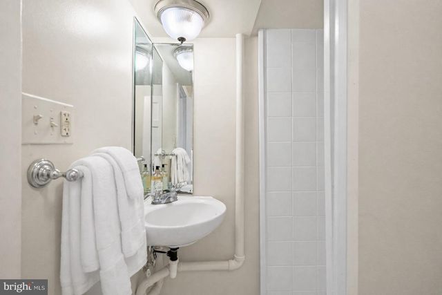 3308 CATHEDRAL AVE NW, Washington, DC 20008