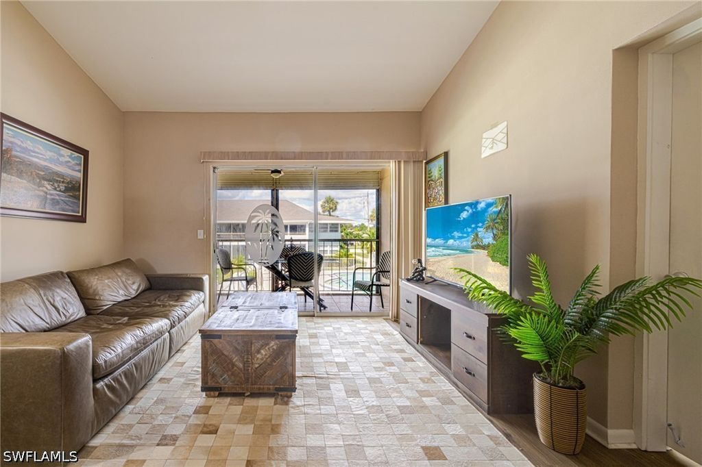 Image 4 of property listing at 4216 SE 4th PL 12, Cape Coral, FL 33904
