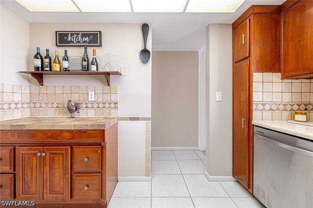 Image 7 of property listing at 4216 SE 4th PL 12, Cape Coral, FL 33904