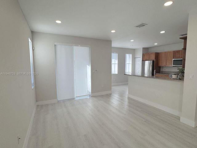 11400 NW 75th Ter, Doral, FL 33178