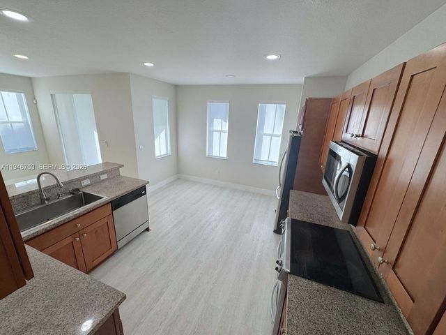 11400 NW 75th Ter, Doral, FL 33178