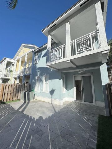 11400 NW 75th Ter, Doral, FL 33178