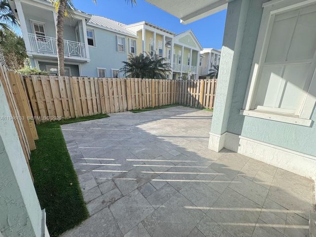 11400 NW 75th Ter, Doral, FL 33178