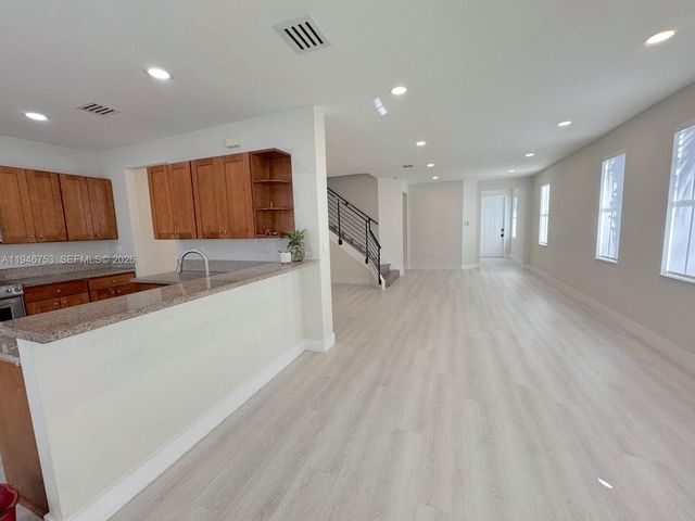 11400 NW 75th Ter, Doral, FL 33178